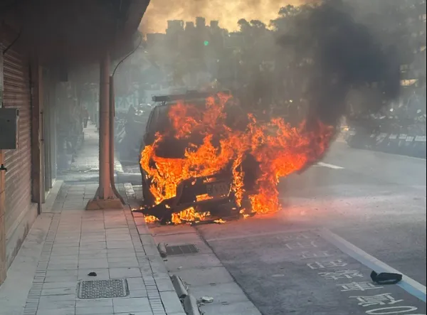 ▲▼ 北投警車執勤,疑因故障,車頭突濃煙,隨即起火燃燒 。(圖/翻攝自Facebook/台北之北投幫(北投區&士林區))