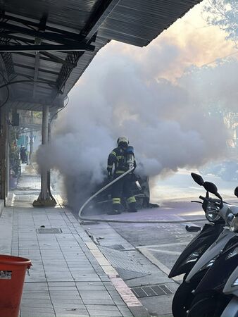 ▲▼ 北投警車執勤,疑因故障,車頭突濃煙,隨即起火燃燒 。(圖/翻攝自Facebook/台北之北投幫(北投區&士林區))