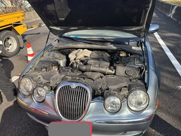 ▲國道彰化交流道捷豹冒煙駕駛棄車自行離去。(圖/民眾提供)