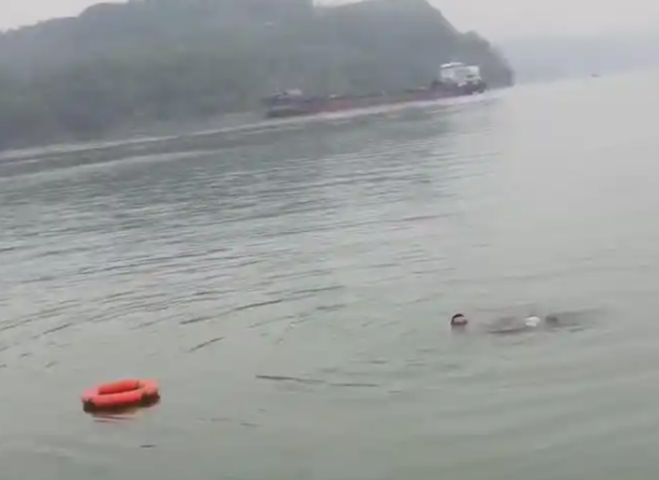 ▲▼四川退役軍人跳長江救兒童溺斃。(圖/翻攝自微博)