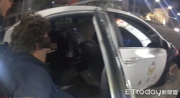 ▲▼ 醉鬧六合夜市!外籍男「坐壞椅還砸攤」囂張嗆聲 遭警帶回慘狀曝。(圖/記者賴文萱翻攝)