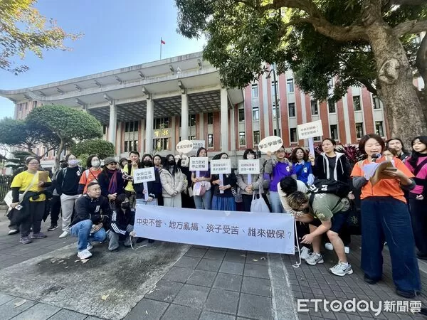 ▲▼宜蘭人文國中小師生與家長,指控宜蘭縣府以改善行政為由造成學校混亂,今天到教育部陳情,並提出中央立法補強等三大訴求。(圖/記者許敏溶攝)