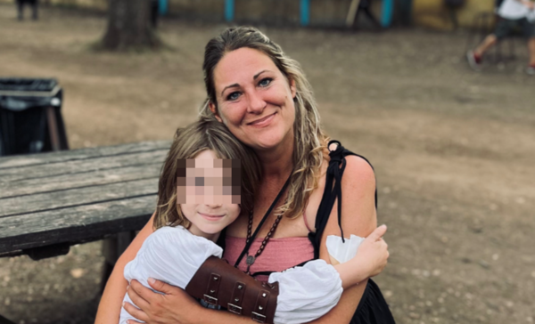 搭乘7小時航班 女律師「靠在母親肩膀上睡著」再也沒醒死因曝。(圖/翻攝自募款網站GoFundMe)