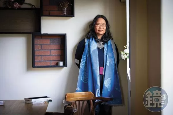 黑潔明被譽為言情天后,她寫言情小說開始於短暫逃避現實中的困境。