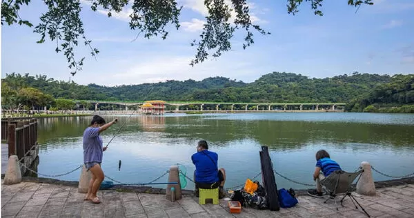 大湖湖畔設置釣魚平台,讓民眾可以合法釣魚。(圖/翻攝自臺北旅遊網)
