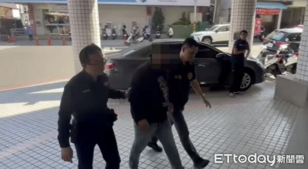 ▲▼ 高雄旗山深夜巨響!男狂炸鞭炮「引火焚車」 住戶嚇壞報警。(圖/記者賴文萱翻攝)