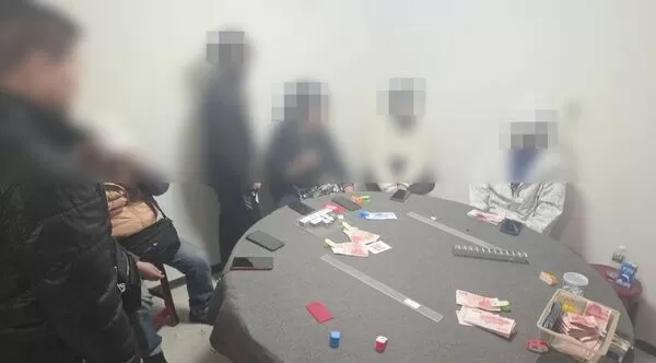 ▲桃園市平鎮警分局昨晚在南平路二段某社區大樓破獲推筒子職業賭場,現場查獲范姓負責人、工作人員及賭客共13人等證物。(圖/平鎮警方提供)