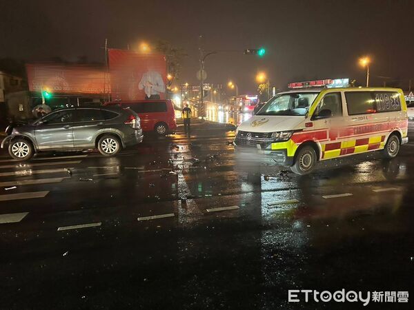 ▲▼事故造成4人受傷,而救護車嚴重受損,小客車車頭也因巨大撞擊力爛毀。(圖/記者游芳男翻攝,下同)