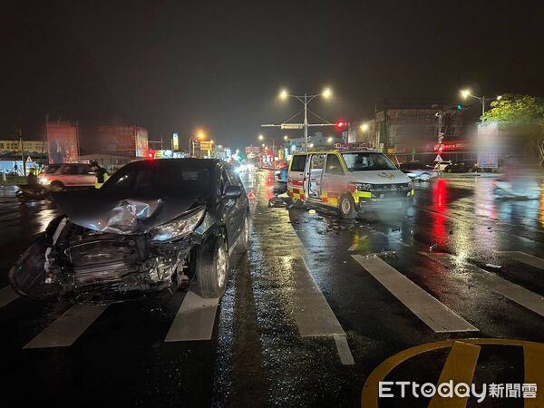 ▲▼事故造成4人受傷,而救護車嚴重受損,小客車車頭也因巨大撞擊力爛毀。(圖/記者游芳男翻攝,下同)