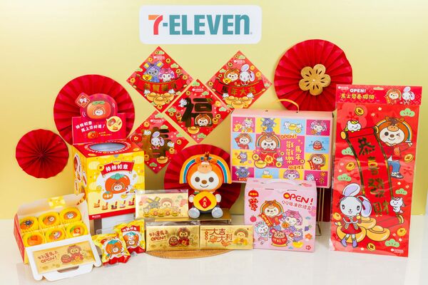 ▲▼7-11推出「OPEN!家族」拜年貼圖,還有應景的OPEN春聯、盒玩公仔、紅包袋、禮盒等多款商品。(圖/業者提供)