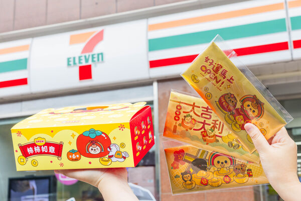 ▲▼7-11推出「OPEN!家族」拜年貼圖,還有應景的OPEN春聯、盒玩公仔、紅包袋、禮盒等多款商品。(圖/業者提供)