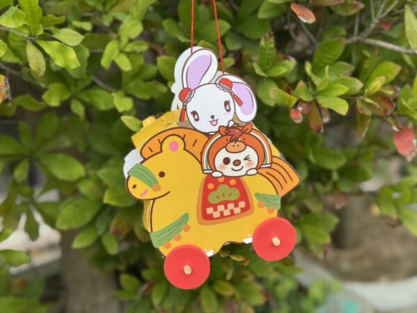 ▲▼7-11推出「OPEN!家族」拜年貼圖,還有應景的OPEN春聯、盒玩公仔、紅包袋、禮盒等多款商品。(圖/業者提供)