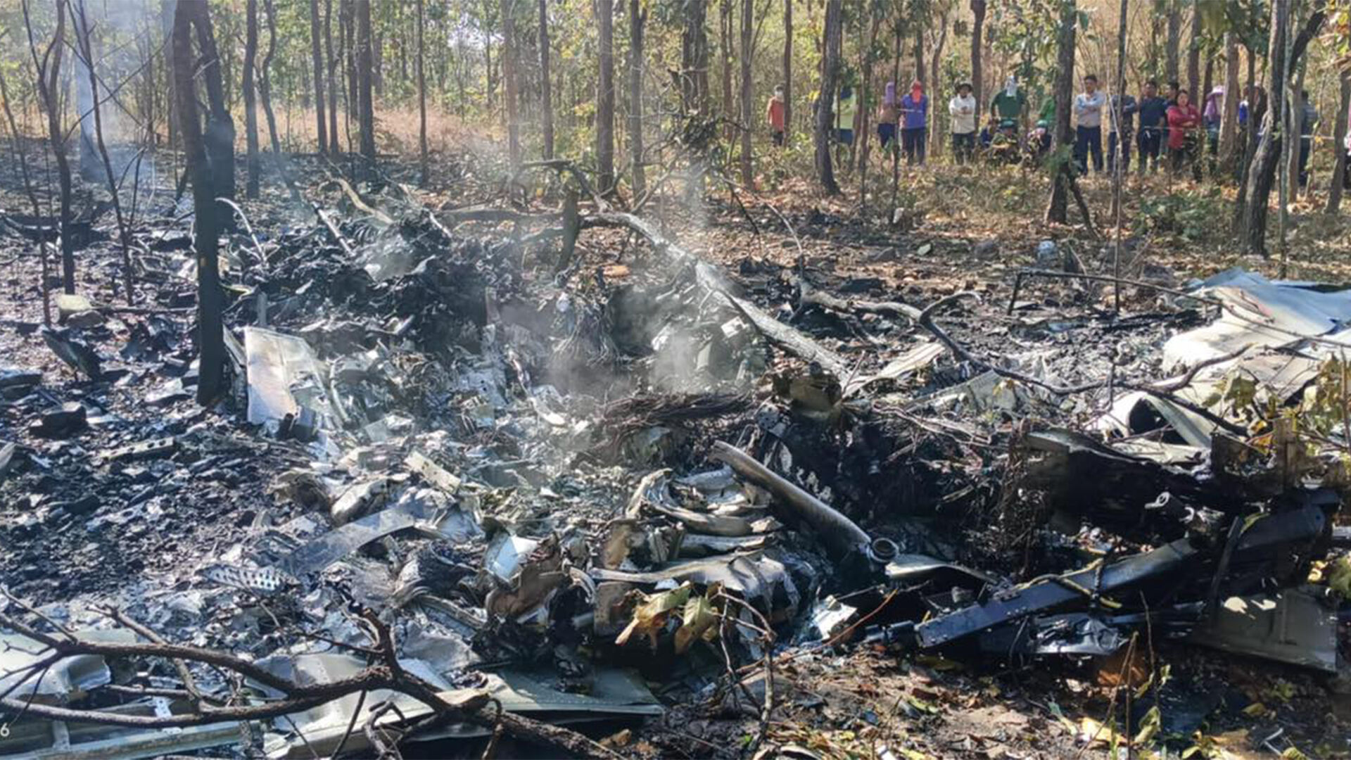 ▲▼泰軍機墜毀清邁「2飛行員喪生」!殘骸四散一片焦黑。(圖/翻攝X@ThaiArmedForce)