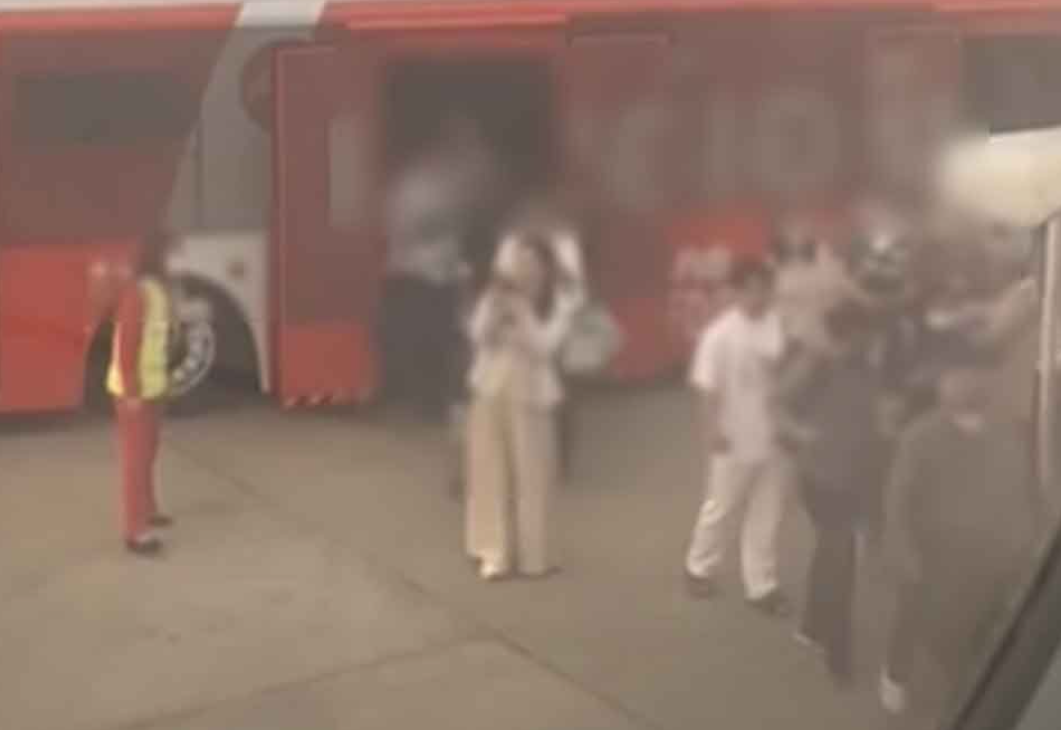 ▲▼扯!亞航「23乘客」被鎖接駁車。(圖/翻攝自KhaoSod)