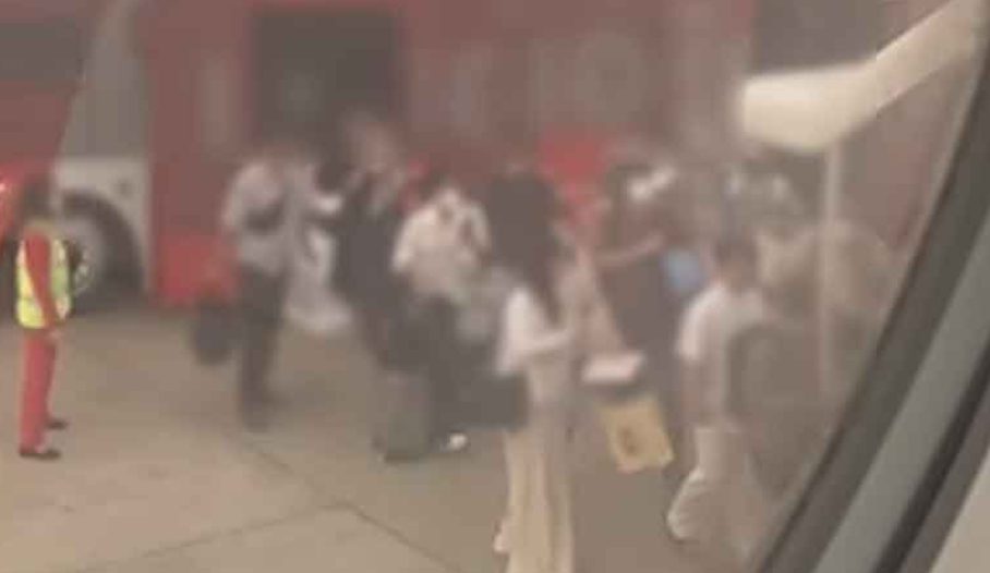 ▲▼扯!亞航「23乘客」被鎖接駁車。(圖/翻攝自KhaoSod)