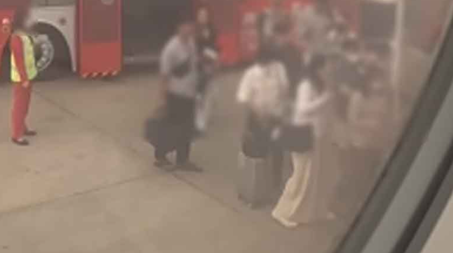 ▲▼扯!亞航「23乘客」被鎖接駁車。(圖/翻攝自KhaoSod)