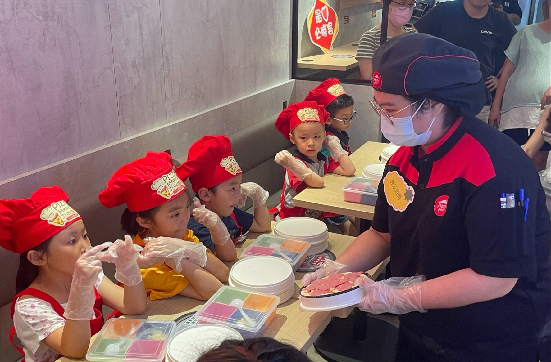 ▲▼必勝客「小主廚體驗營」。(圖/翻攝必勝客臉書粉專)