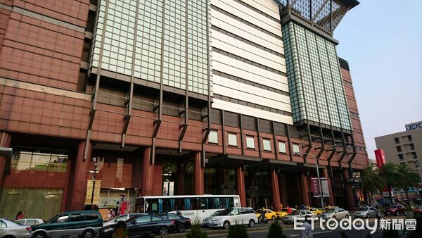 ▲延平變電所平66線事故,造成台南市區短暫電壓驟降,新光三越一度供電異常。(記者林東良翻攝)