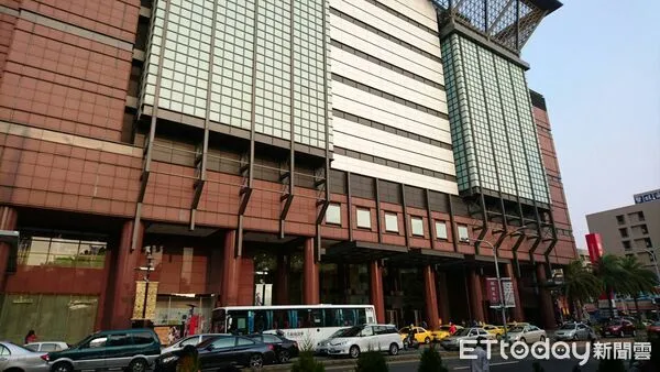 ▲延平變電所平66線事故,造成台南市區短暫電壓驟降,新光三越一度供電異常。(記者林東良翻攝)