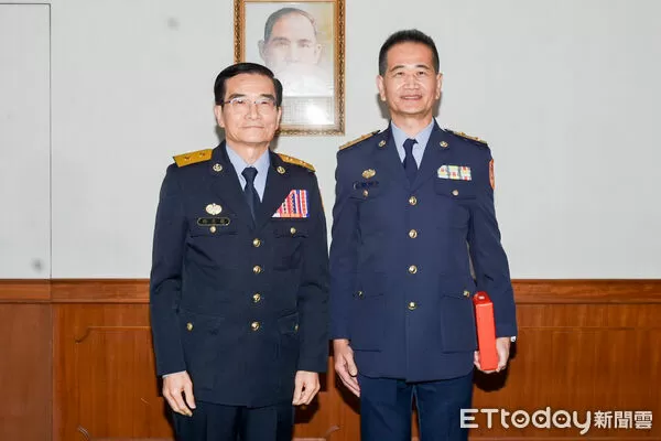 ▲楊献璋陞任第六海巡隊長,何泰良陞任屏東查緝隊隊長。(圖/記者張君豪翻攝)