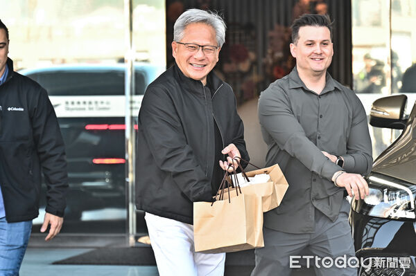 ▲▼輝達執行長黃仁勳抵台,現場發送養樂多與三明治。(圖/記者李毓康攝)