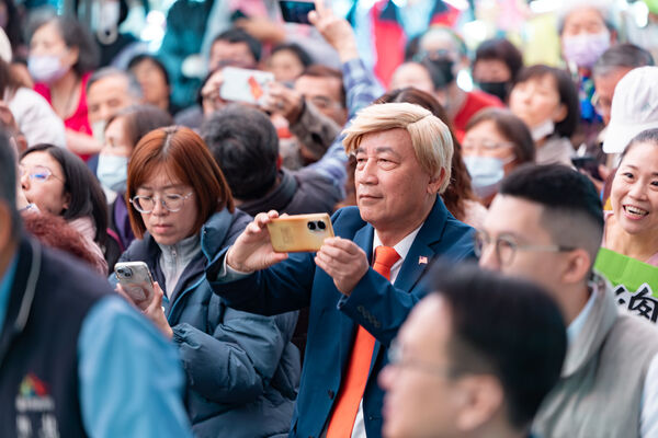 ▲▼總統賴清德前往「松竹寺」參香祈福,台下有一名支持者以「美國總統川普」的造型亮相。(圖/總統府提供)