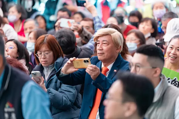▲▼總統賴清德前往「松竹寺」參香祈福,台下有一名支持者以「美國總統川普」的造型亮相。(圖/總統府提供)