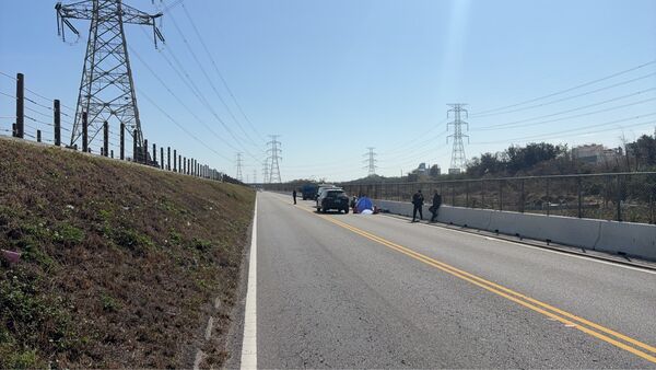 ▲和美堤岸道路發生機車遭大貨車輾壓頭部身亡。(圖/民眾提供)