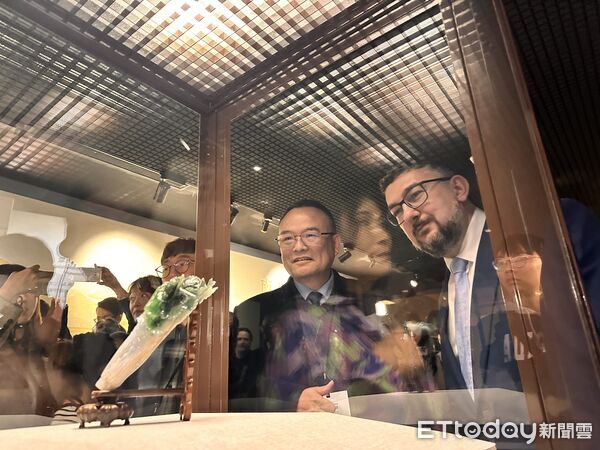 ▲▼故宮舉辦〈翠玉白菜〉歸國媒體見面會,故宮院長蕭宗煌、捷克國家博物館總館長盧卡其(Michal Lukeš)共同合影。(圖/記者林育綾攝)