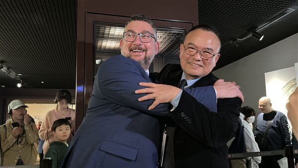 ▲▼故宮舉辦〈翠玉白菜〉歸國媒體見面會,故宮院長蕭宗煌、捷克國家博物館總館長盧卡其(Michal Lukeš)共同合影。(圖/記者林育綾攝)