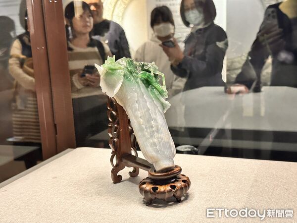 ▲▼故宮舉辦〈翠玉白菜〉歸國媒體見面會,故宮院長蕭宗煌、捷克國家博物館總館長盧卡其(Michal Lukeš)共同合影。(圖/記者林育綾攝)