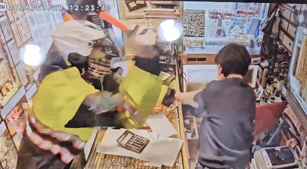 ▲桃園區中正路某銀樓今天中午1名身著警察雨衣歹徒闖入後,突持塑膠榔攻擊女店員。(圖/熱心人士提供)