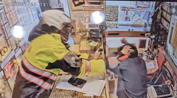 ▲桃園區中正路某銀樓今天中午1名身著警察雨衣歹徒闖入後,突持塑膠榔頭朝女店員頭部狠K。(圖/熱心人士提供)