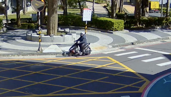 ▲桃園區中正路某銀樓今天中午1名身著警察雨衣歹徒闖入後,歹徒做案後騎乘機車逃離現場。(圖/桃園警方提供)