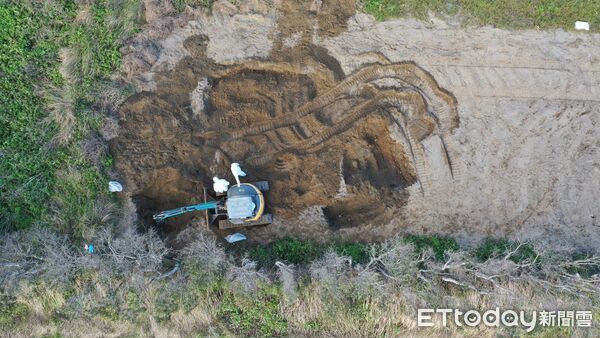 ▲台中豐康牧場將1千多隻染禽流感死雞,遠載苗栗另家養雞場門口前的農地掩埋,受害業者痛斥真缺德!苗栗縣政府今挖掘取出後燒毀,並追究業者和地主刑責。(圖/記者楊永盛翻攝)