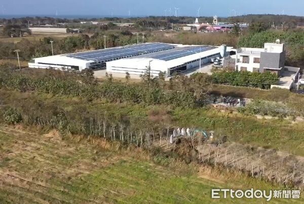 ▲台中豐康牧場將1千多隻染禽流感死雞,遠載苗栗另家養雞場門口前的農地掩埋,受害業者痛斥真缺德!苗栗縣政府今挖掘取出後燒毀,並追究業者和地主刑責。(圖/記者楊永盛翻攝)