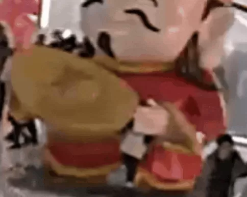 ▲陸屁孩狂鑽財神爺。(圖/翻攝自微博)