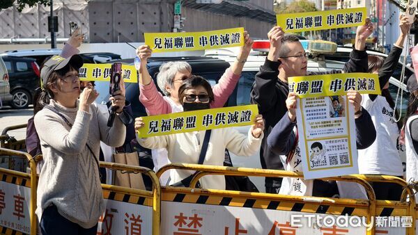 ▲▼剴剴案兒福聯盟前社工陳尚潔否認訪視不實涉嫌過失致死,29日到台北地院出庭,在場外挨轟「拖延戰術、死不認錯」。(圖/記者黃哲民攝)