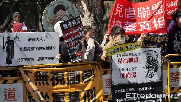 ▲▼剴剴案兒福聯盟前社工陳尚潔否認訪視不實涉嫌過失致死,29日到台北地院出庭,在場外挨轟「拖延戰術、死不認錯」。(圖/記者黃哲民攝)