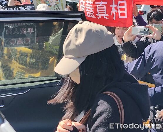 ▲▼剴剴案兒福聯盟前社工陳尚潔否認訪視不實涉嫌過失致死,29日到台北地院出庭,在場外挨轟「拖延戰術、死不認錯」。(圖/記者黃哲民攝)