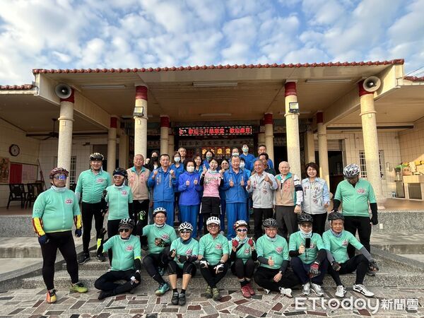 ▲陳亭妃29日下午前往下營上帝廟參拜,感謝鄉親支持後再度騎鐵馬出發。(記者林東良翻攝,下同)