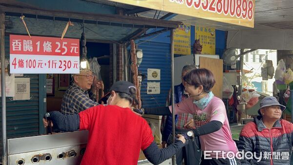 ▲陳亭妃29日下午前往下營上帝廟參拜,感謝鄉親支持後再度騎鐵馬出發。(記者林東良翻攝,下同)