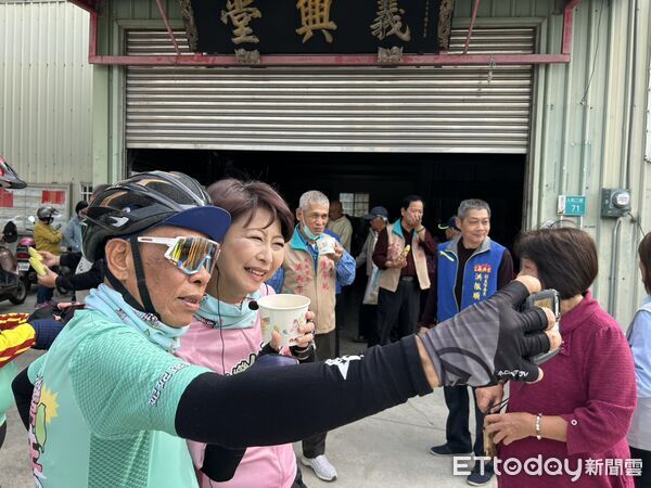 ▲陳亭妃29日下午前往下營上帝廟參拜,感謝鄉親支持後再度騎鐵馬出發。(記者林東良翻攝,下同)