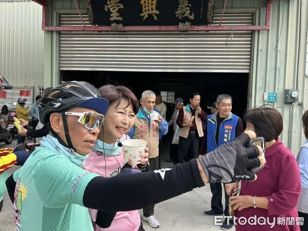 ▲陳亭妃29日下午前往下營上帝廟參拜,感謝鄉親支持後再度騎鐵馬出發。(記者林東良翻攝,下同)