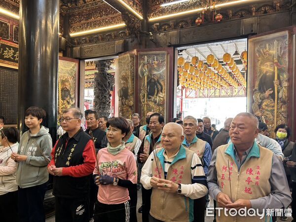 ▲陳亭妃29日下午前往下營上帝廟參拜,感謝鄉親支持後再度騎鐵馬出發。(記者林東良翻攝,下同)