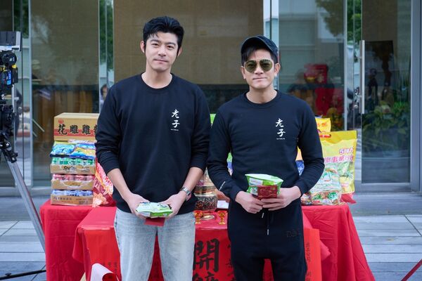 ▲陳意涵、王柏傑、古斌、導演許富翔共同揭開奇幻喜劇《老子》的紅布。(圖/網銀國際影視提供)