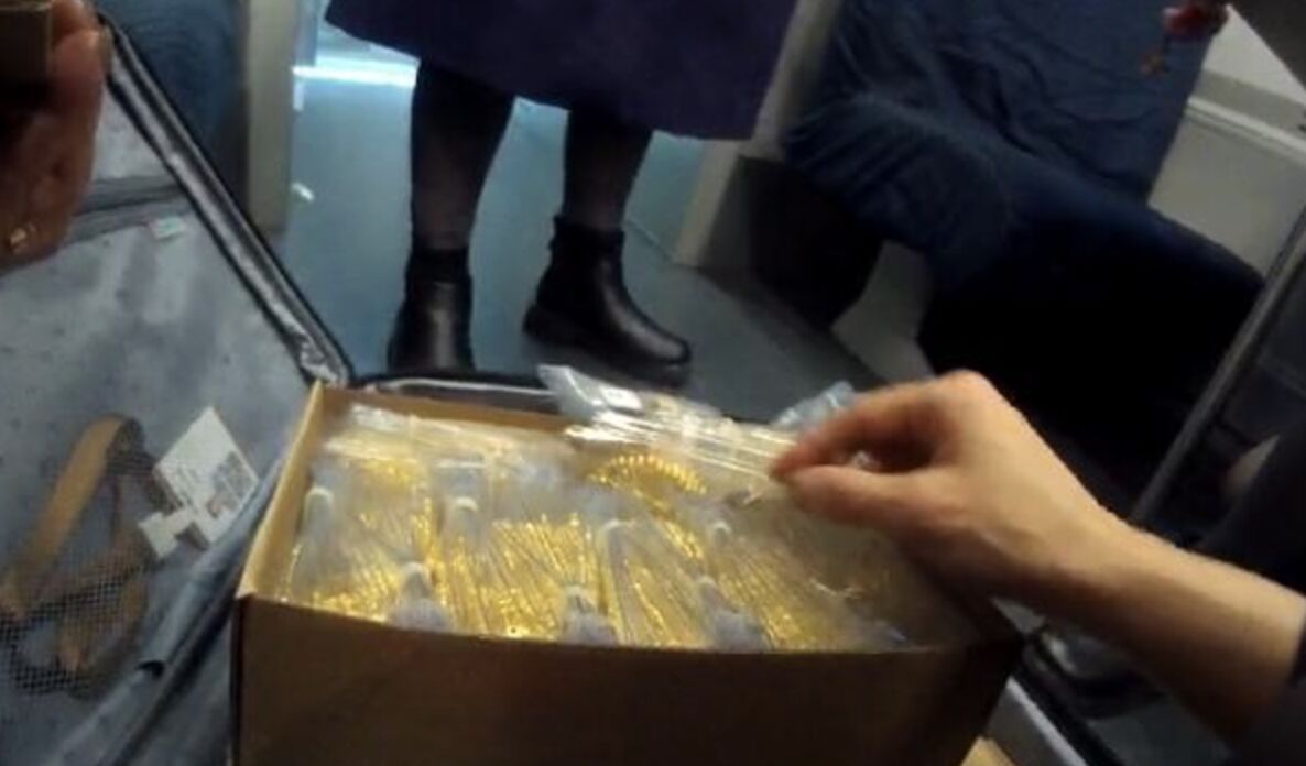 ▲粗心旅客把參展的12公斤黃金飾品遺留在高鐵車廂內。(圖/翻攝大風新聞)