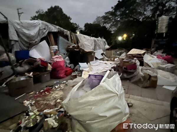 ▲▼林男與張男開著小貨車,將廢棄物傾倒在三鶯路一處空地,當場遭警方查獲。(圖/記者陸運陞翻攝)