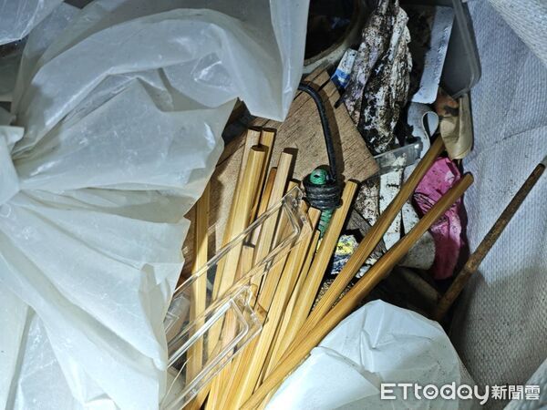 ▲▼林男與張男開著小貨車,將廢棄物傾倒在三鶯路一處空地,當場遭警方查獲。(圖/記者陸運陞翻攝)