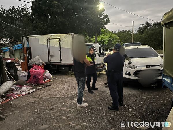▲▼林男與張男開著小貨車,將廢棄物傾倒在三鶯路一處空地,當場遭警方查獲。(圖/記者陸運陞翻攝)